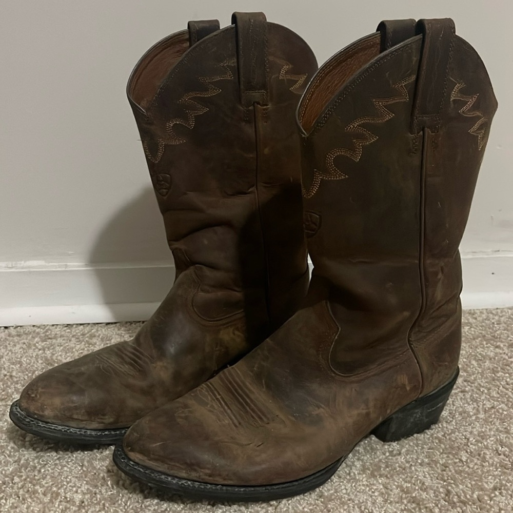 Men’s Ariat cowboy boots size 9